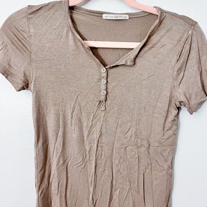 Beige Active USA T-shirt with buttons